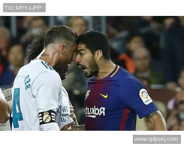 足球明星在比赛中遭遇激烈冲突瞬间引发全场轰动与热议