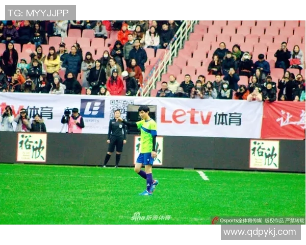 足球明星意外掉号事件引发热议球迷们的反应与讨论持续升温